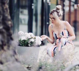 jak-się-ubrać-na-garden-party-na-imprezę-w-ogrodzie-poradnik-stylizacja