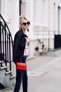 czerwona-torebka-do-czego-pasuje-do-czego-nosić-stylizacja