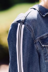 jeansowa-katana-z-lampasem-najmodniejsza-kurtka-sezonu