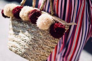 pleciony-koszyk-raffia-rafia-torebka-stylizacja