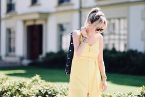 sukienka-w-cytrynowym-kolorze-z-czym-łączyć-do-czego-nosić