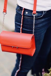 czerwona-torebka-do-czego-pasuje-do-czego-nosić-stylizacja