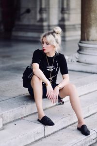 mule-stylizacja-obcięte-spodenki-czarna-koszulka-biżuteria-elixa-stylizacja