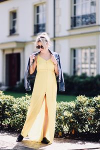 żółta-sukienka-do-czego-nosić-z-czym-połączyć