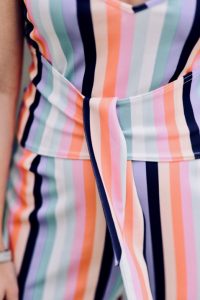 jak-ubraniami-zamaskować-większy-brzuszek