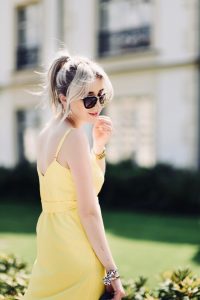 grzywka-na-boki-blond-włosy-z-ciemniejszym-odrostem-blog