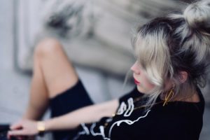 trend-obcięte-spodnie-bermuda-shorts-street-style-obicięte-jeansy-stylizacja