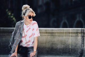 nadruk-coca-cola-bluzka-we-wzory-stylizacja-do-czego-nosić