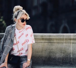 nadruk-coca-cola-bluzka-we-wzory-stylizacja-do-czego-nosić