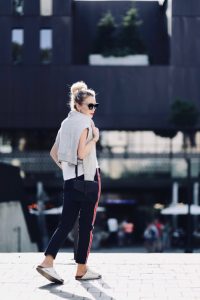 spodnie-z-lampasem-spodnie-z-paskami-z-boku-do-czego-nosić-do-czego-ubierać-stylizacja