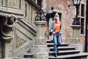 t-shirt-z-napisem-z-nadrukiem-do-czego-nosić-stylizacja-stylizacje