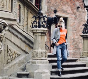 t-shirt-z-napisem-z-nadrukiem-do-czego-nosić-stylizacja-stylizacje