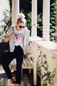 dziecinne-motywy-na-ubraniach-moda-stylizacja-z-myszką-mickey