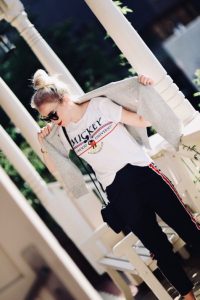 dziecinne-motywy-na-ubraniach-moda-stylizacja-z-myszką-mickey