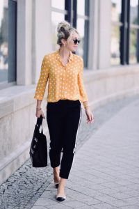 musztardowa-koszula-w-groszki-do-czego-pasuje-stylizacja