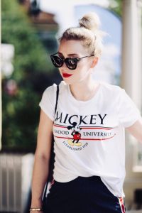 t-shirt-z-nadrukiem-jak-nosić-do-czego-nosić-do-czego-pasuje-stylizacja