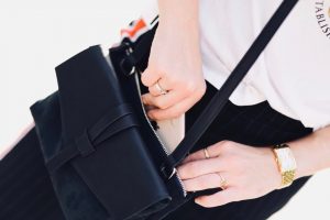 granatowa-torebka-do-czego-pasuje-do-czego-nosić-stylizacja