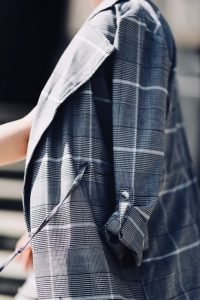 płaszcz-w-kratę-spodnie-w-kratę-stylizacja-jak-nosić-do-czego-nosić-do-czego-pasuje-blog-o-modzie