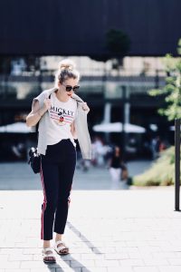 granatowe-spodnie-z-lamapasami-białe-birkenstocki-biały-t-shirt-z-nadrukiem-stylizacja-jak-nosić-blog-o-modzie