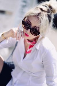 chustka-do-koszuli-apaszka-do-koszuli-jak-nosić-czy-pasuje-stylizacja-blog-o-modzie