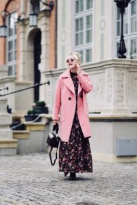różowy-płaszcz-stylizacje-do-czego-nosić-jak-nosić-do-czego-pasuje