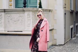 długa-sukienka-w-kwiatki-orsay-do-czego-nosić-do-czego-pasuje-jak-nosić-jesienią