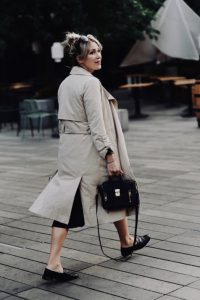 beżowy-trencz-do-czego-nosić-jak-nosić-stylizacja