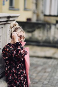 różowy-oversizowy-płaszcz-stylizacje-stylizacja-street-style-street-fashion