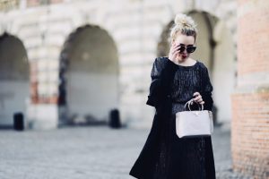 błyszcząca-sukienka-stylizacja-jak-nosić-na-co-dzień