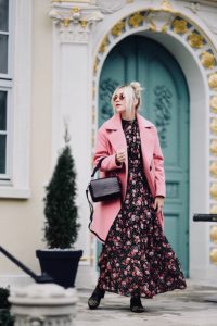 różowy-płaszcz-na-jesień-stylizacja-do-czego-nosić-jak-nosić-do-czego-pasuje