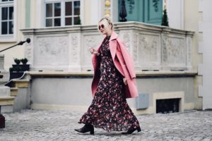 długa-sukienka-w-kwiatki-orsay-do-czego-nosić-do-czego-pasuje-jak-nosić-jesienią