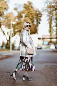 skarpetowe-botki-plisowana-spódnica-płaszczyk-w-kratę-torebka-gucci-stylizacja