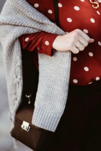 koszula-w-grochy-bluzka-w-groszki-w-kropki-spodnie-z-lampasem-białe-superstary-białe-buty-jak-nosić-do-czego-nosić-stylizacja