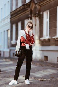 koszula-w-grochy-bluzka-w-groszki-w-kropki-spodnie-z-lampasem-białe-superstary-białe-buty-jak-nosić-do-czego-nosić-stylizacja