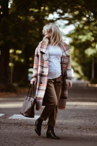 minimalistyczna-stylowa-koszulka-ciążowa-t-shirt-dla-przyszłej-mamy-mimi-lulu-nie-dotykaj-brzuszka-dziecko-śpi