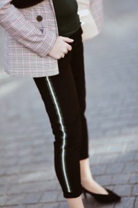 spodnie-z-lampasem-spodnie-z-lampasami-stylizacja-do-czego-nosić