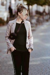 dwurzędowa-marynarka-w-kratę-jak-nosić-do-czego-stylizacja-blog-modowy