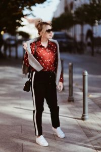 koszula-w-grochy-bluzka-w-groszki-w-kropki-spodnie-z-lampasem-białe-superstary-białe-buty-jak-nosić-do-czego-nosić-stylizacja