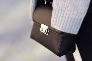 blog-o-modzie-blog-modowy-stylizacja-czarna-torebka-do-białych-butów