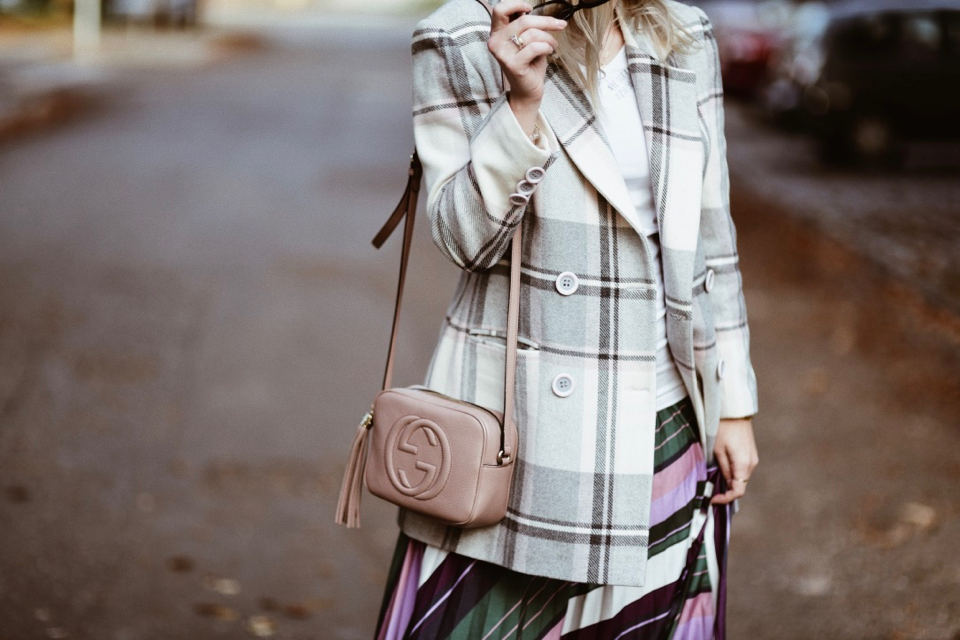 stylizacja-na-jesień-jesienne-trendy-w-stylizacji-blog-o-modzie-koszulka-ciążowa-bluzka-ciążowa-do-spódnicy