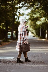 torebka-louis-vuitton-neverfull-mm-stylizacja-jak-nosić-damier-ebene