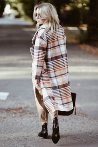 płaszcz-w-kratę-w-kratkę-reserved-oversizowy-płaszcz-stylizacja