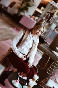 do-czego-nosić-białą-koszulę-stylizacja-koszula-i-kamizelka-blog-o-modzie-gdańsk-trójmiasto-shiny-syl