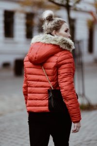 czerwona-kurtka-stylizacje-stylizacja-jak-nosić-do-czego-nosić-do-czego-pasuje