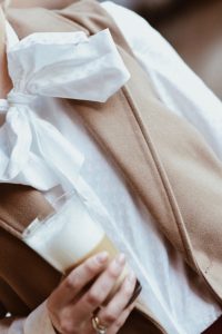 do-czego-nosić-białą-koszulę-stylizacja-koszula-i-kamizelka-blog-o-modzie-gdańsk-trójmiasto-shiny-syl