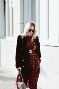 granatowy-płaszcz-ze-złotymi-guzikami-jak-nosić-do-czego-nosić-stylizacje-stylizacja-blog-o-modzie-sylwia-zaręba-gierz