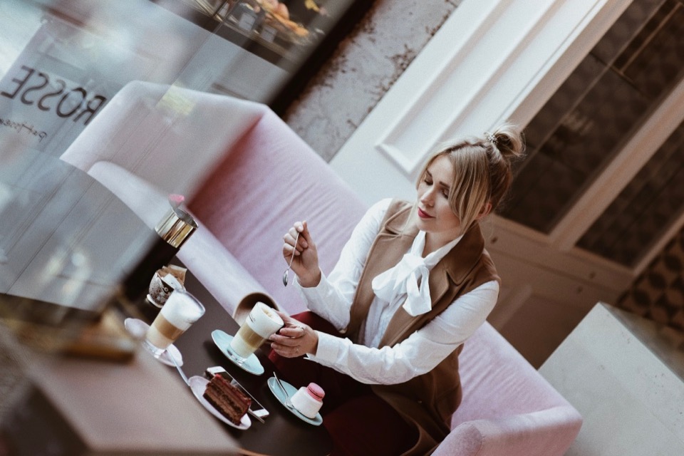 biała-koszula-z-kokardą-wólczanka-lambert-jak-nosić-do-czego-nosić-stylizacja