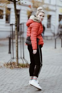 czerwona-kurtka-stylizacje-stylizacja-jak-nosić-do-czego-nosić-do-czego-pasuje