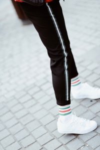 spodnie-z-lampasami-z-lampasem-stylizacje-stylizacja-jak-nosić-do-czego-nosić-do-czego-pasują