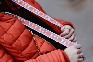 czarna-bluza-z-kapturem-stylizacje-stylizacja-jak-nosić-do-czego-nosić-do-czego-pasuje